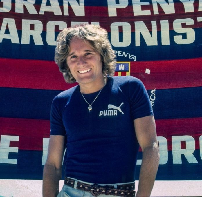 Allan Simonsen foran et stort FC Barcelona-banner