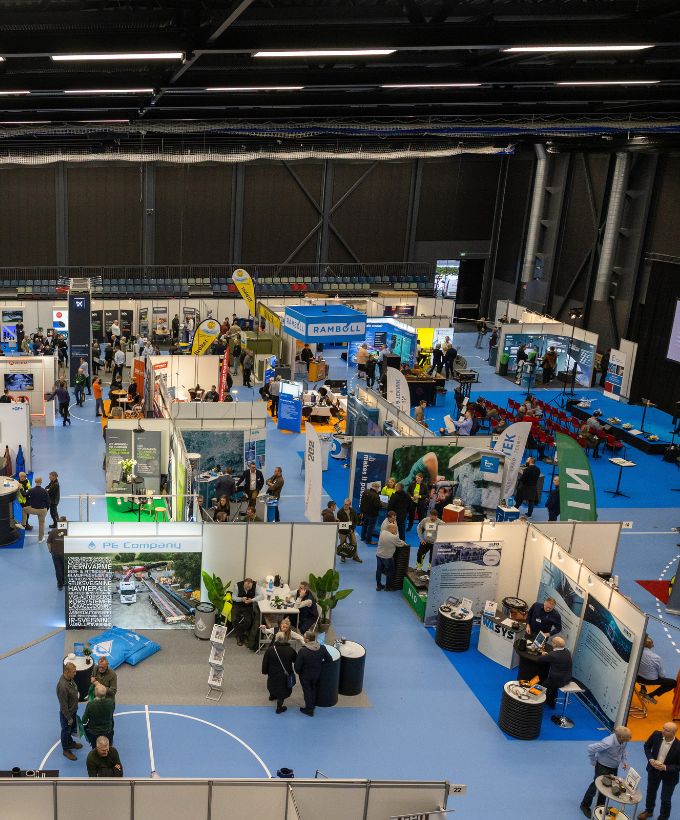 Udstillingsstande, virksomheder og besøgende på Danske Vandværkers Messe i Hal D i Roskilde Kongres- og Idrætscenter.