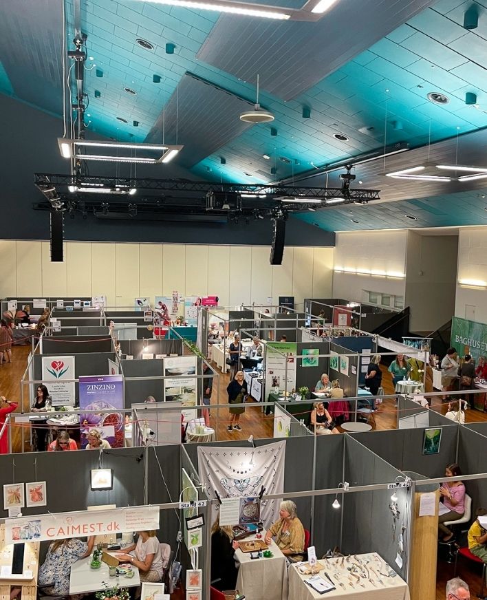 Helsemesse i Roskilde Kongrescenter Oversigtsbillede fra helsemessen i Roskilde Kongrescenter med stande, udstillere og besøgende inden for sundhed, wellness og livsstil.