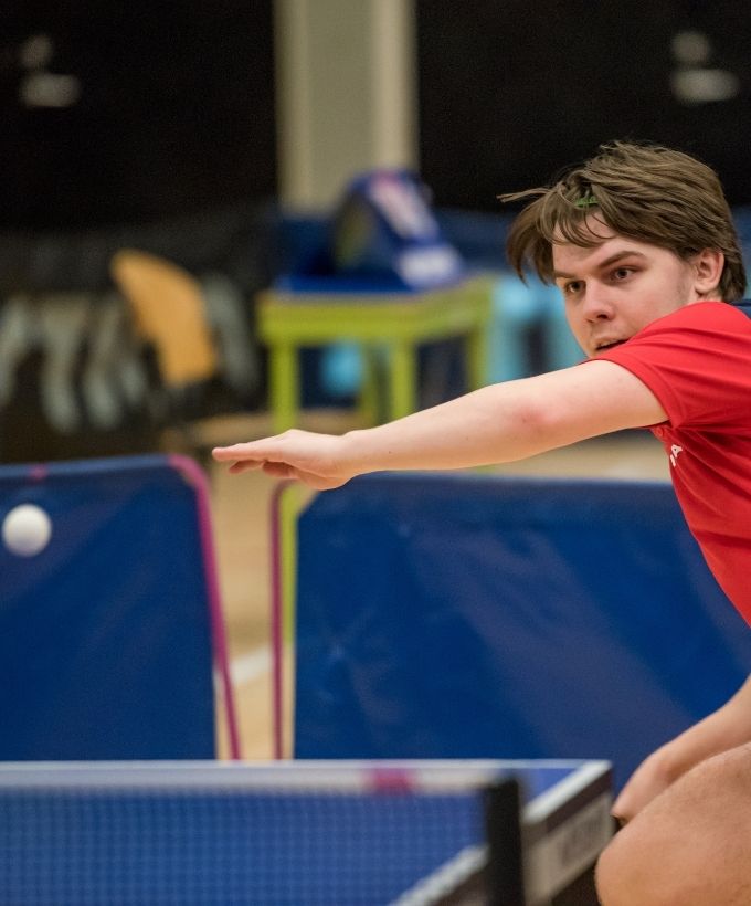 Bordtennisspiller returnerer bolden under en kamp ved Bordtennisfestival 2025 i Roskilde Kongres- og Idrætscenter.