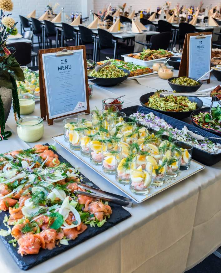 Buffet med salater og små anretninger klar til mødedeltagerne