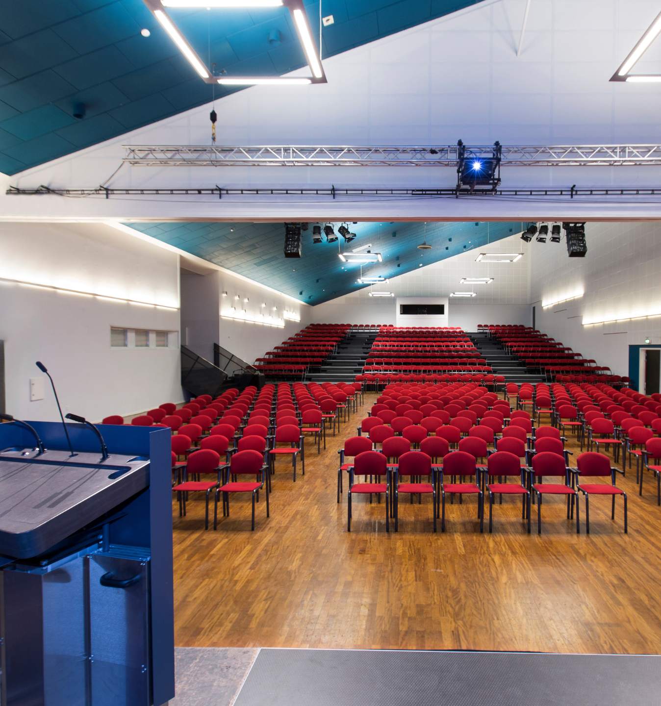 Auditorium med biografopstilling og scene til fælles oplæg