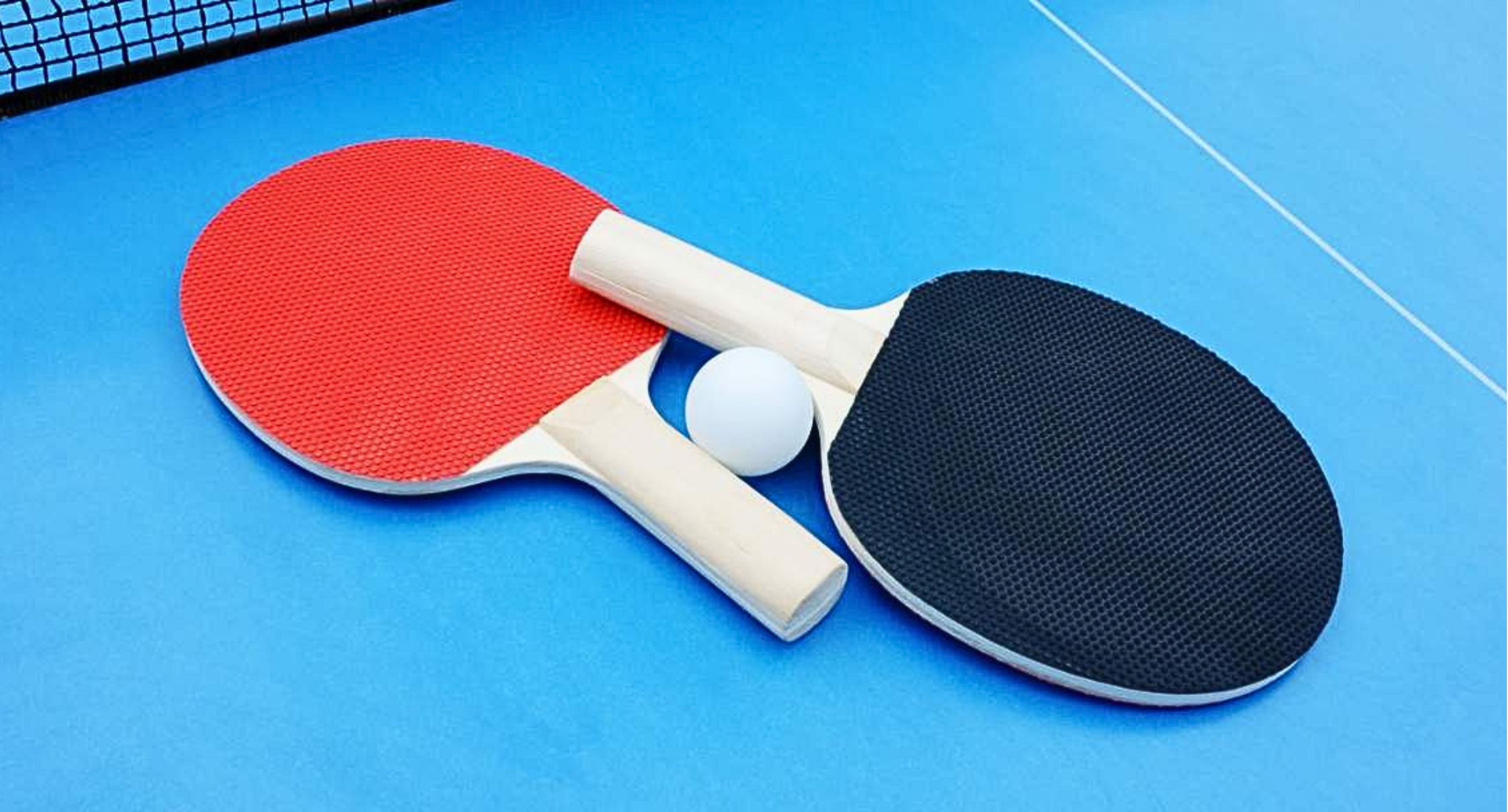Bordtennisbat og bold på bordtennisbord i forbindelse med Bordtennisfestival 2026 i Roskilde Kongres- og Idrætscenter 
