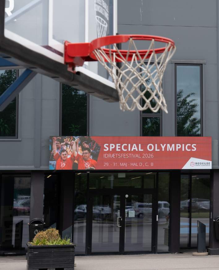 Basketkurv foran indgangen med banner for Special Olympics Idrætsfestival 2026
