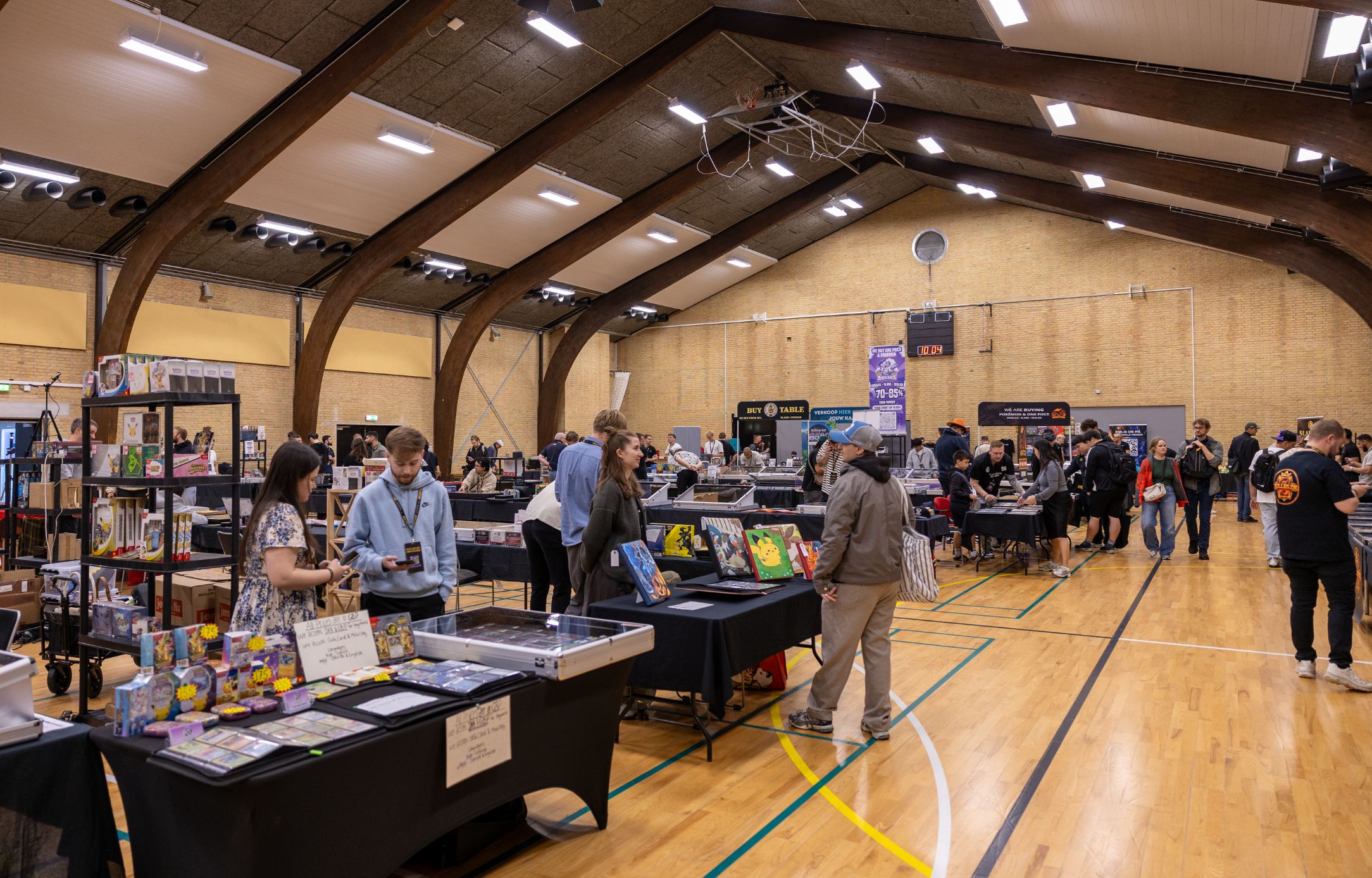 Besøgende og udstillere med samlekort og merchandise under Nordic Card Show i Hal B i Roskilde Kongres- og Idrætcenter.