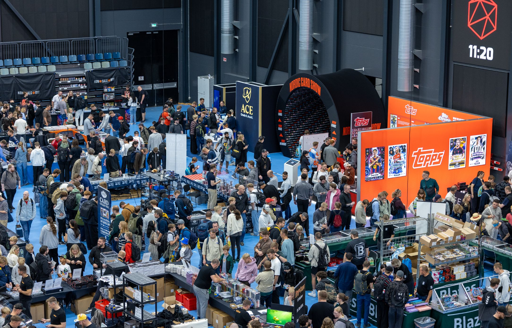 Gæster og udstillere i Hal D under Nordic Card Show i Roskilde Kongres- og Idrætscenter.