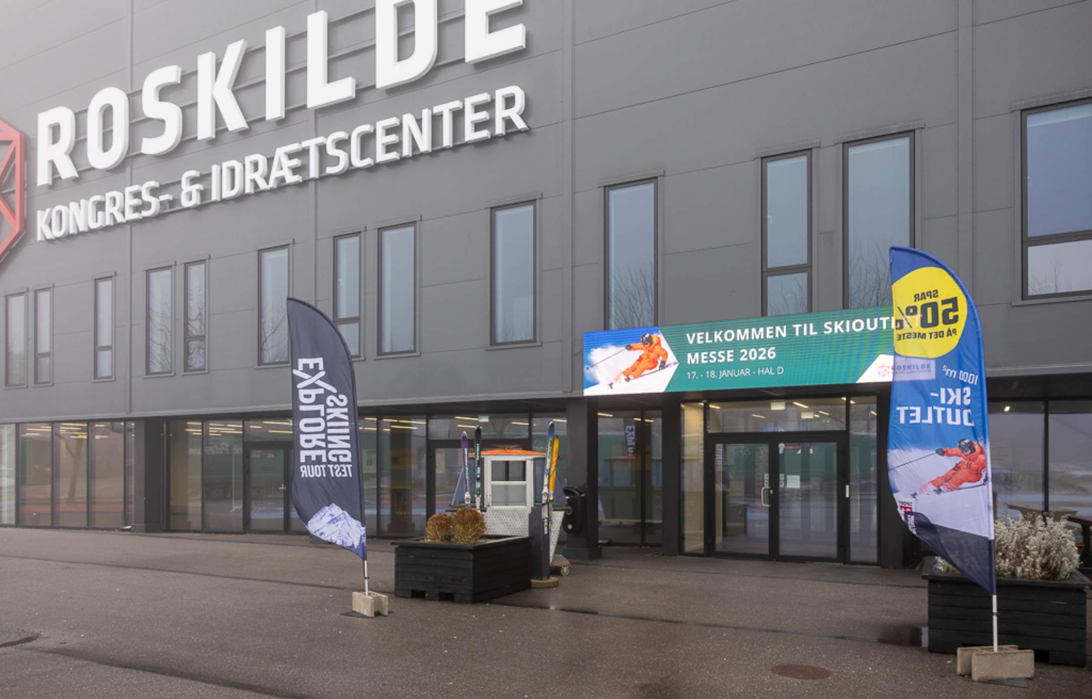 Indgangen til Hal D med banner for en skioutletmesse.