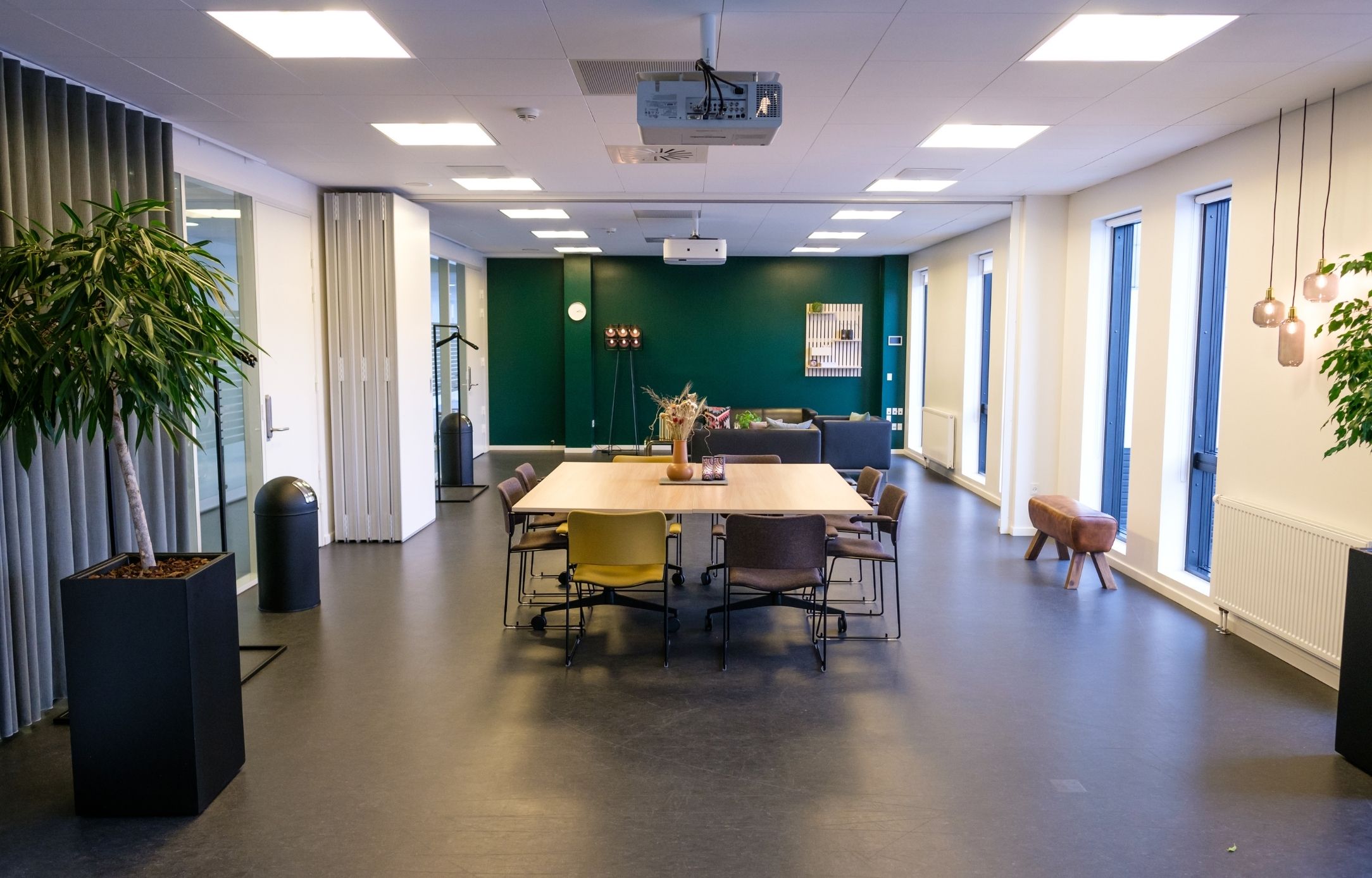 Kursuscenter på Sjælland med moderne mødelokaler i Roskilde Kongres- og Idrætscenter Lyst mødelokale i Roskilde Kongres- og Idrætscenter på Sjælland med projektor, moderne indretning og plads til mindre kurser og workshops.