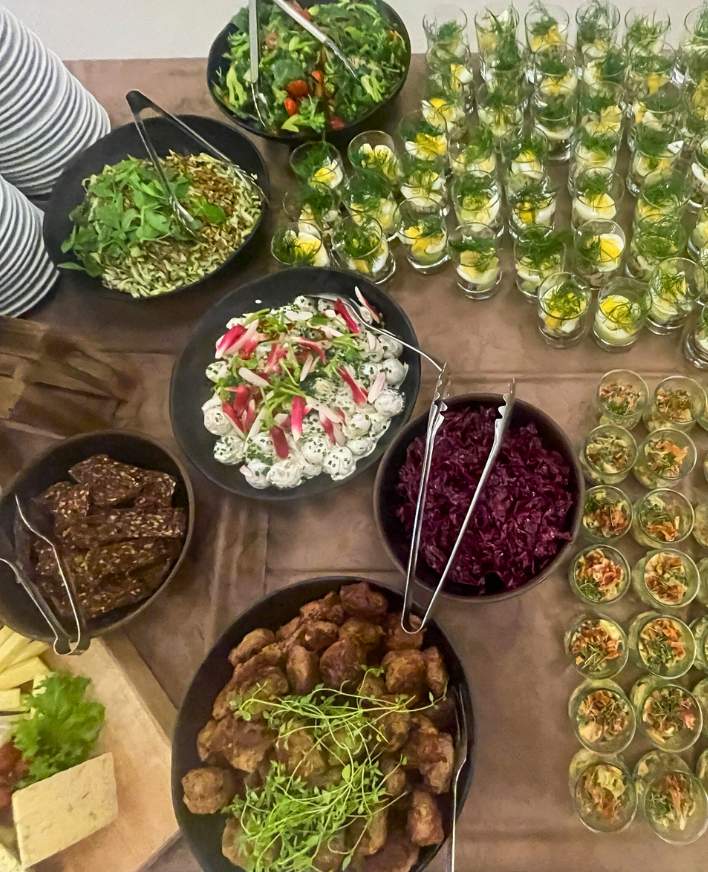 Økologisk messeforplejning i Roskilde Kongrescenter Indbydende buffet med økologiske salater, grøntsager, oste og små portionsanretninger, serveret som forplejning til messer og events i Roskilde Kongrescenter.