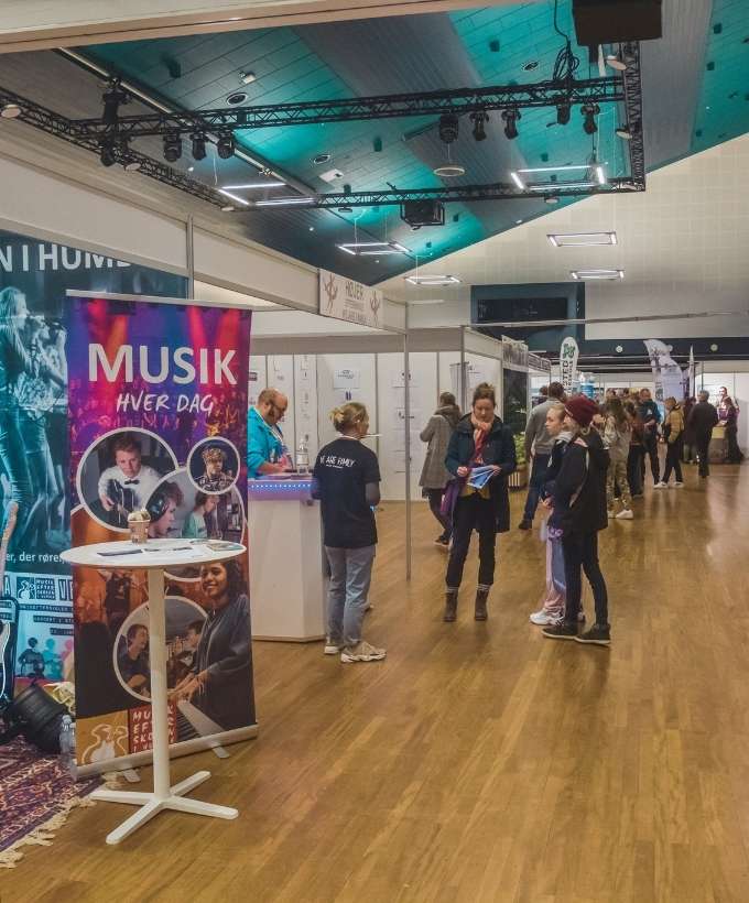 Besøgende taler med udstillere til efterskolemesse i Roskilde Besøgende besøger udstillere og stande til efterskolemesse i Roskilde Kongres- og Idrætscenter, hvor unge og forældre får inspiration til efterskolevalg.