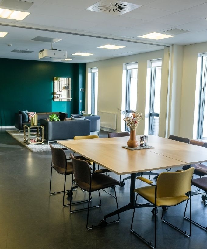 Kursuscenter på Sjælland med moderne mødelokaler i Roskilde Kongres- og Idrætscenter Lyst mødelokale i Roskilde Kongres- og Idrætscenter på Sjælland med projektor, moderne indretning og plads til mindre kurser og workshops.
