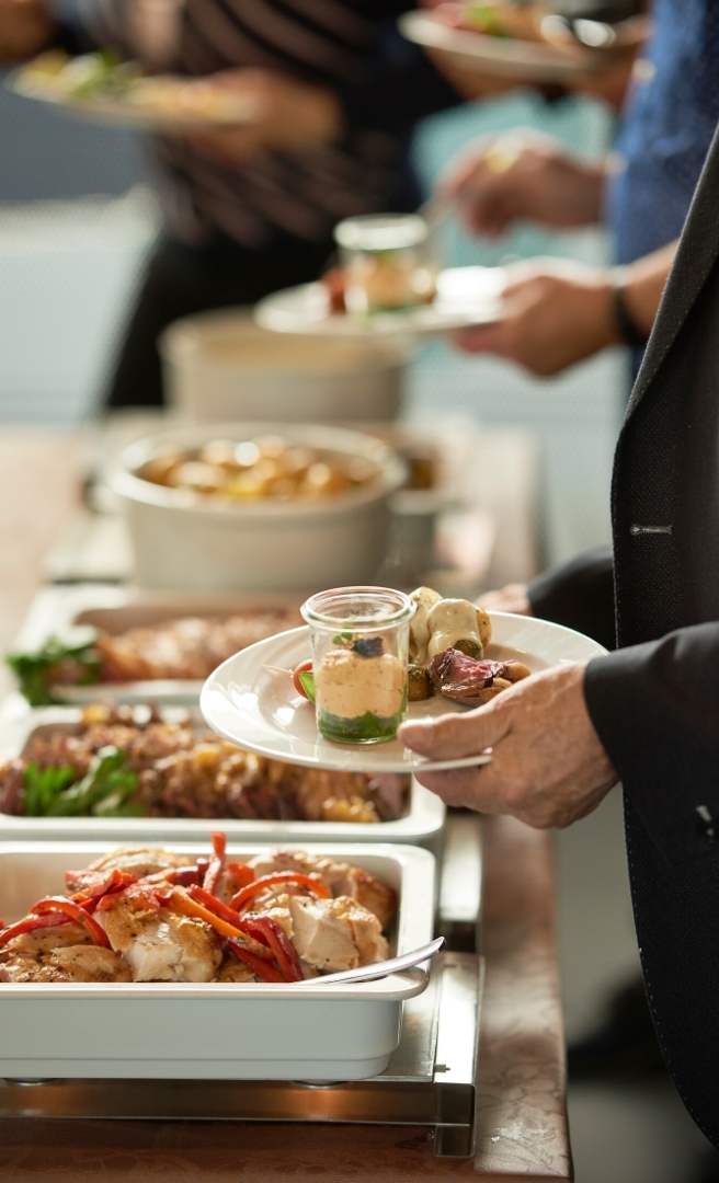 Buffetservering med varm mad og små anretninger til konferencer i Roskilde Kongres- og Idrætscenter på Sjælland.