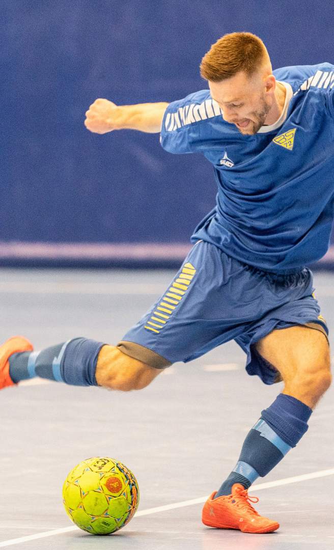 Futsalspiller med bold.
