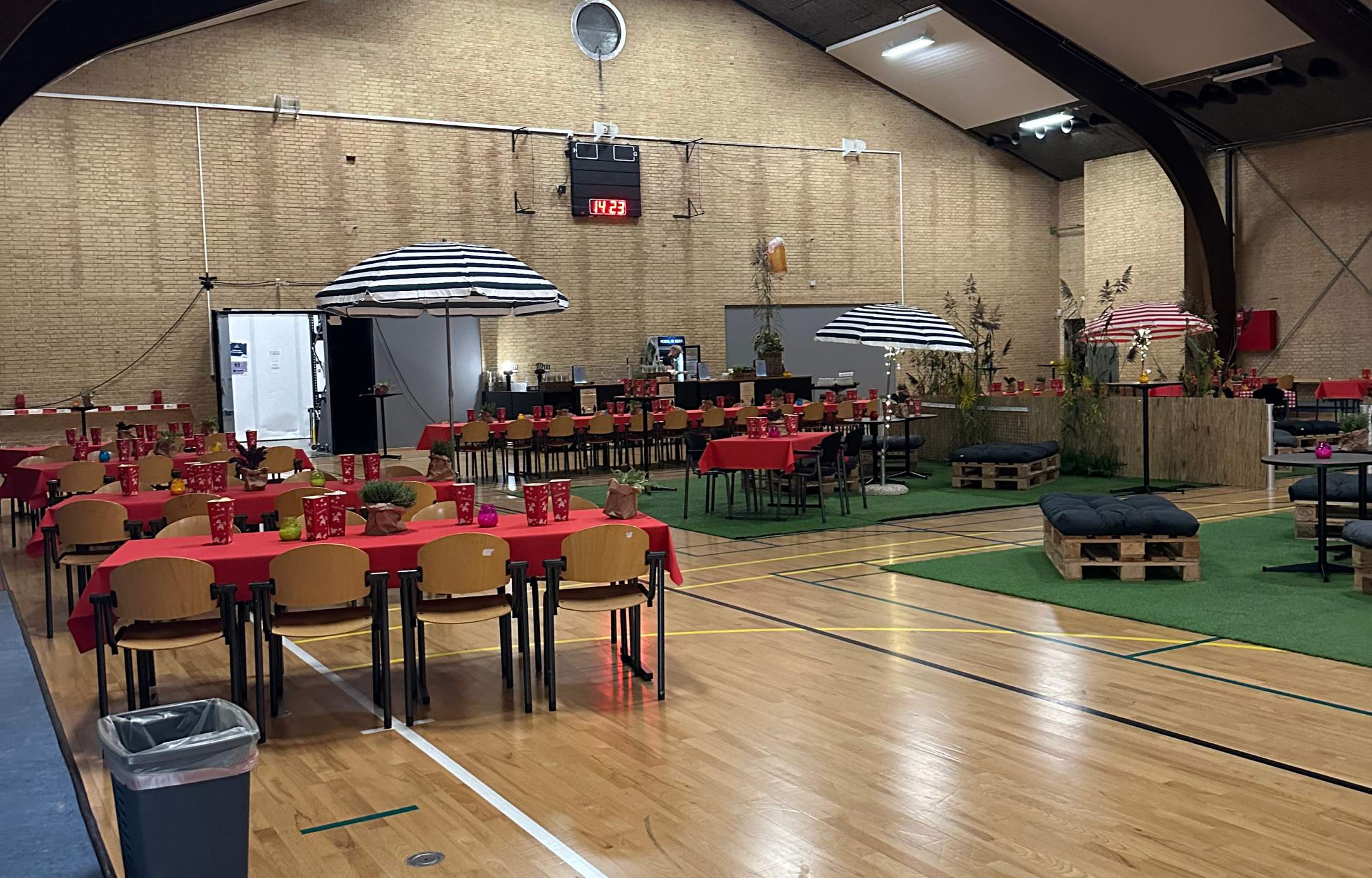Sommerfest i hal B med parasoller og hyggelige loungeområder.