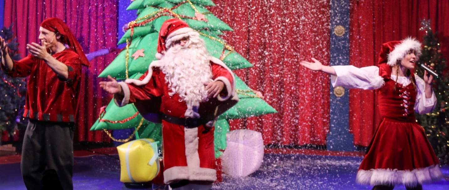 Julemanden og artister optræder på scenen hos Cirkus Baldoni med juletræ, sne og festlig julestemning.