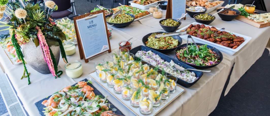 Stort Anrettet Frokostbuffet Med Kolde Og Lune Retter, Salater Og Oste (1)
