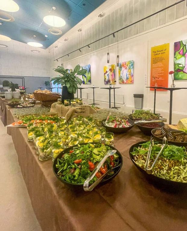 Stor frokostbuffet med økologiske salater og grønne retter til konference i Roskilde Kongres- og Idrætscenter på Sjælland.