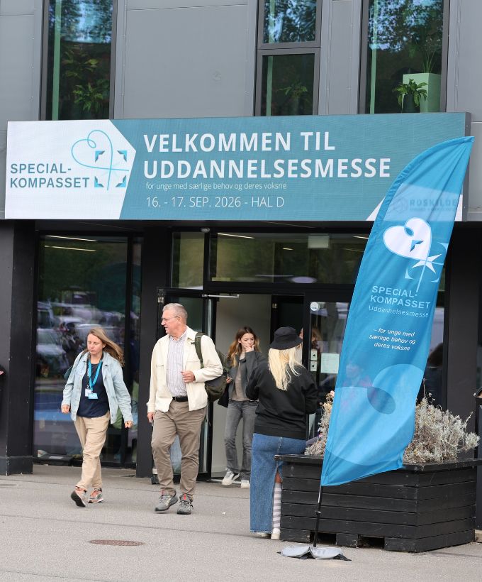 Besøgende ved indgangen til Roskilde Kongres- og Idrætscenter under Specialkompassets uddannelsesmesse 2026