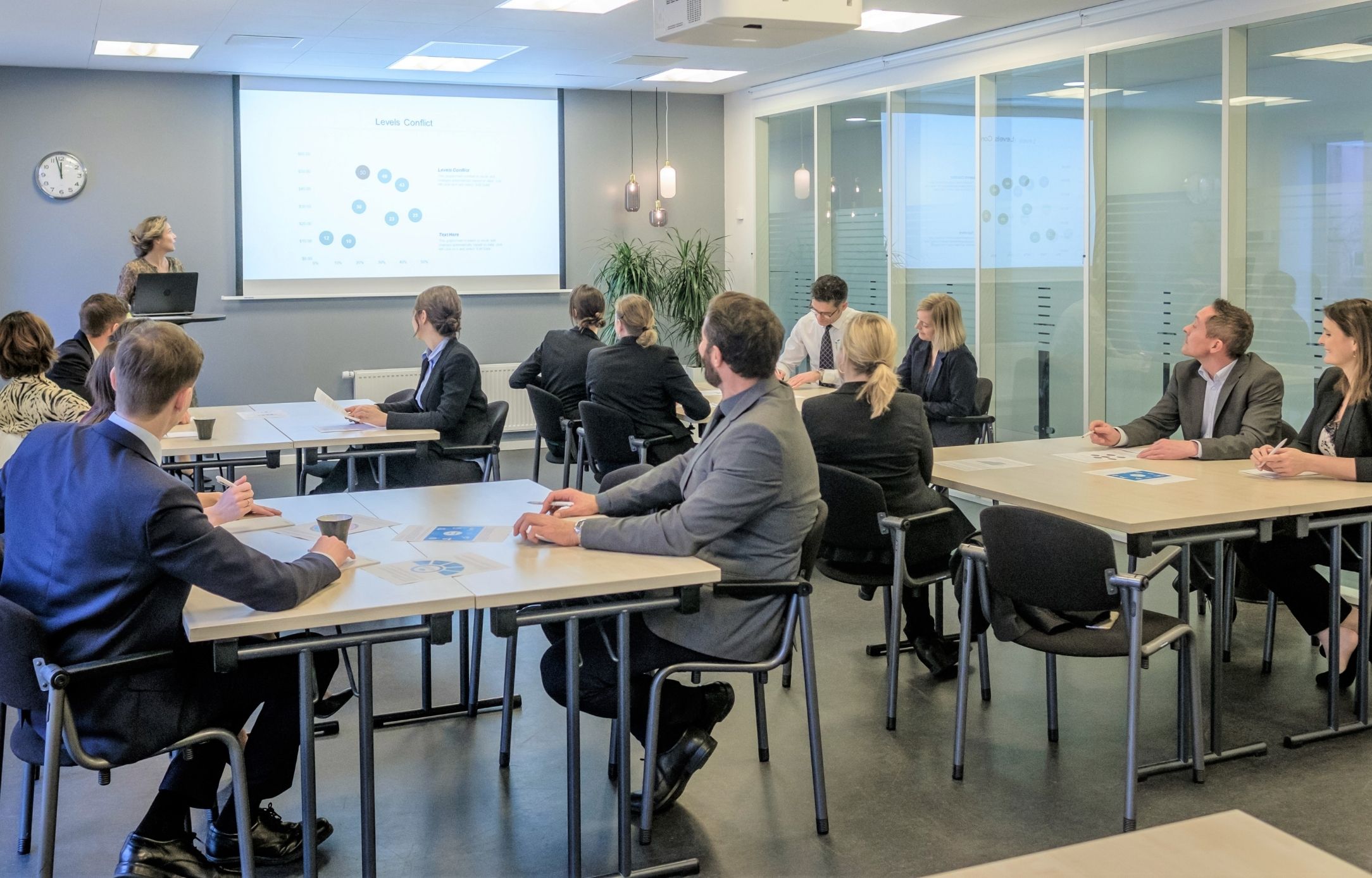 Kursuscenter på Sjælland med moderne konferencefaciliteter Kursuslokale i Roskilde Kongres- og Idrætscenter på Sjælland med deltagerne samlet til oplæg og præsentation i professionelle rammer.