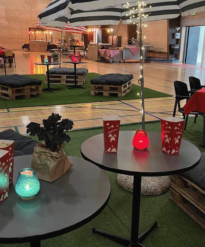 Hyggeligt loungeområde med parasoller, lyskæder og street food boder, klar til firma sommerfest i Roskilde Kongres- og Idrætscenter.