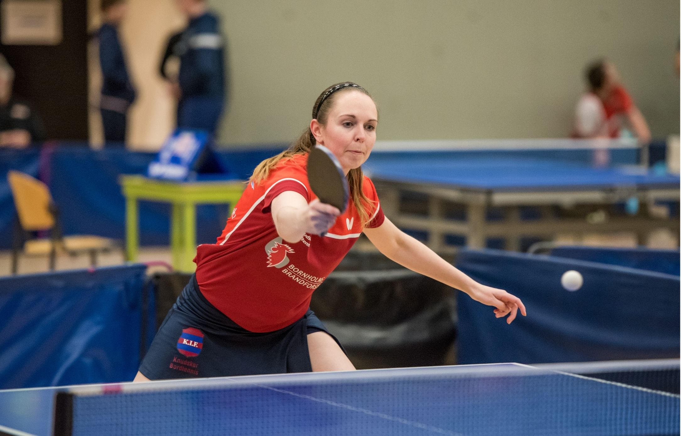 Bordtennisspiller returnerer bolden under en kamp ved Bordtennisfestival 2025 i Roskilde Kongres- og Idrætscenter.