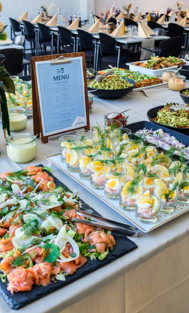 Buffet med salater og små anretninger klar til mødedeltagerne