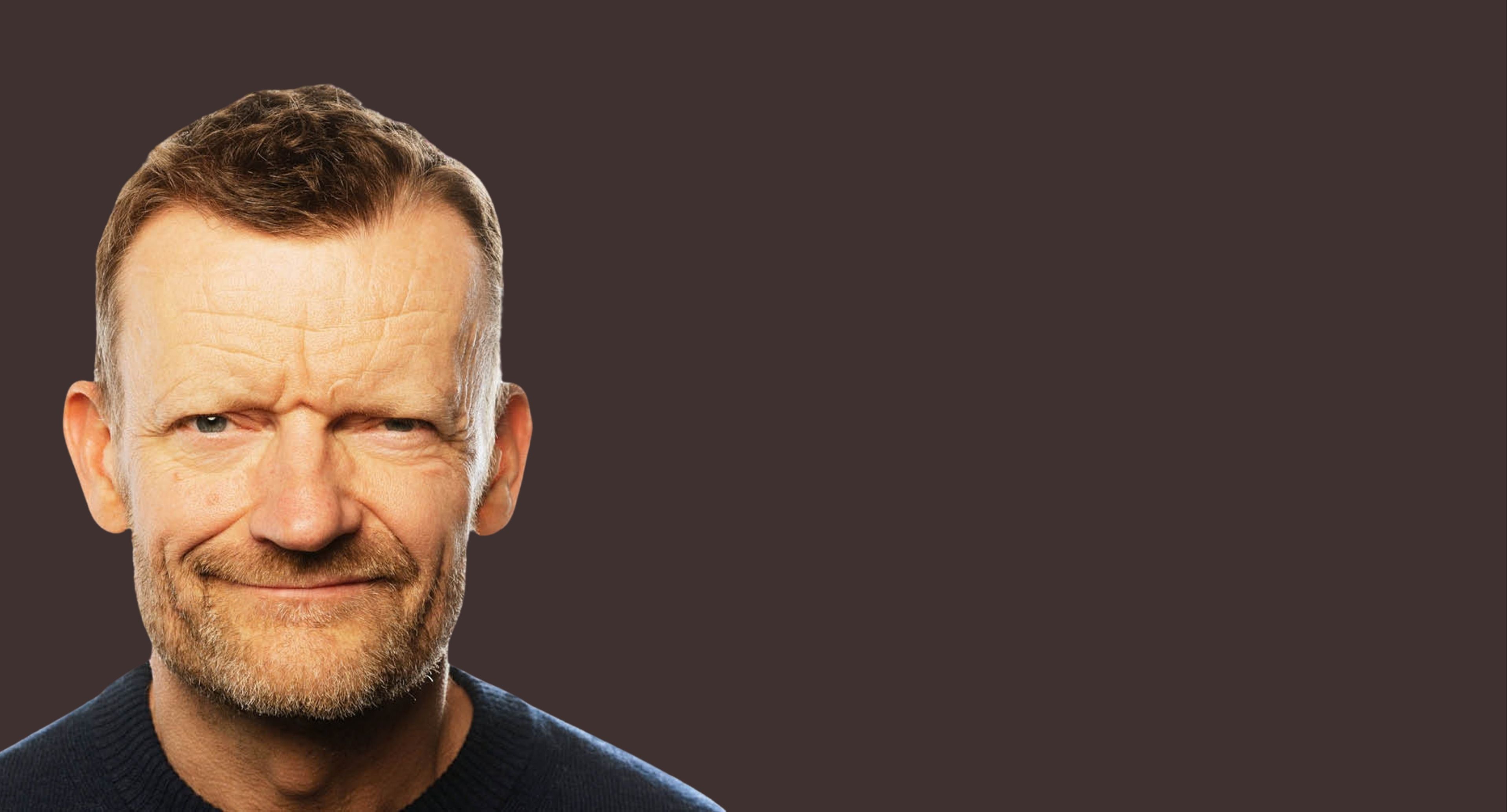 Eventbillede til Frank Hvams live comedy tour DSK 2027. Frank Hvam optræder med sit nye stand-up show i Roskilde Kongres- og Idrætscenter den 30. april 2027