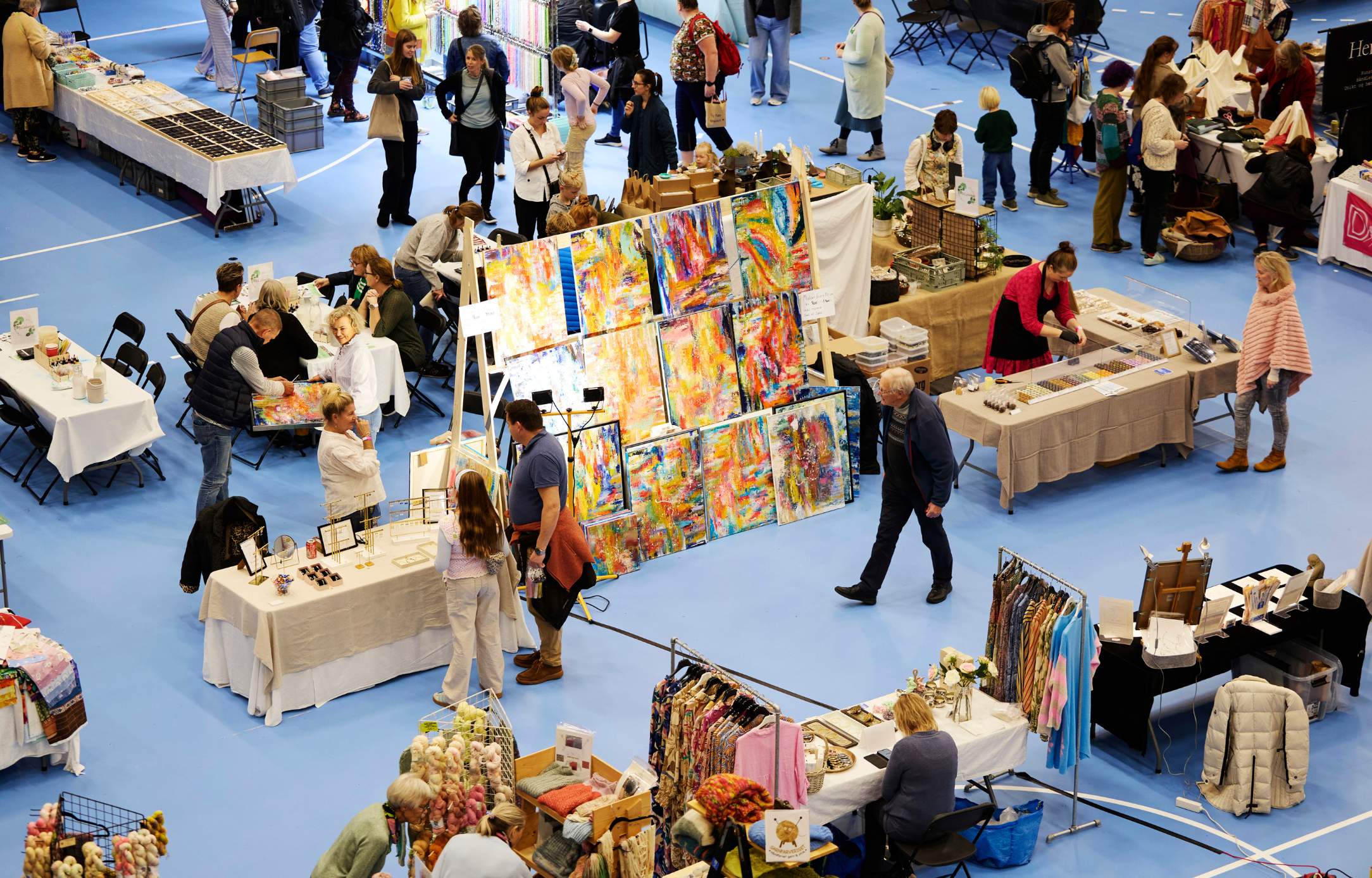 KREA-messe 2025 i Roskilde Kongres- og Idrætscenter – Messefaciliteter på Sjælland KREA-messe i Roskilde Kongres- og Idrætscenter på Sjælland med kreative stande, kunst, håndværk og besøgende i messehallen.