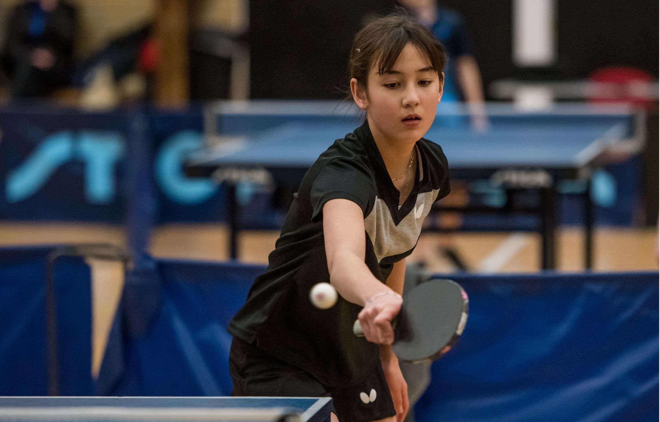 Ung bordtennisspiller returnerer bolden under Bordtennisfestival 2026 i Roskilde Kongres- og Idrætscenter.