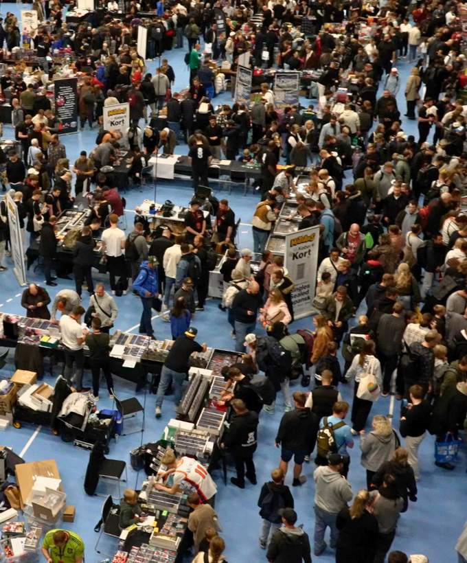Mange besøgende samlet mellem salgsstande under en messe i Hal D.