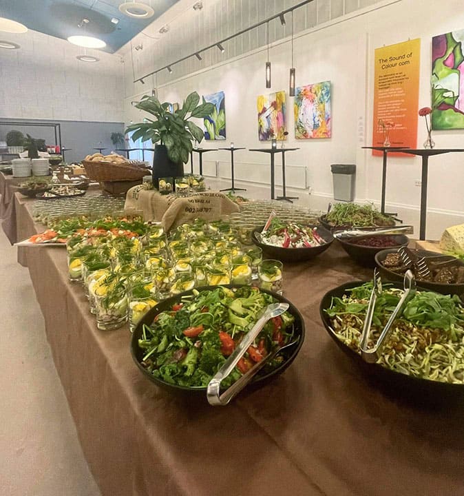 Stor frokostbuffet med økologiske salater og grønne retter til konference i Roskilde Kongres- og Idrætscenter på Sjælland.