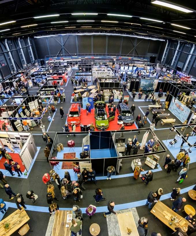 Bolig- og livsstilsmesse i Roskilde Kongres- og Idrætscenter – Messecenter Sjælland Bolig- og livsstilsmesse i Roskilde Kongres- og Idrætscenter på Sjælland med udstillingsstande, biler og besøgende i store messehaller.