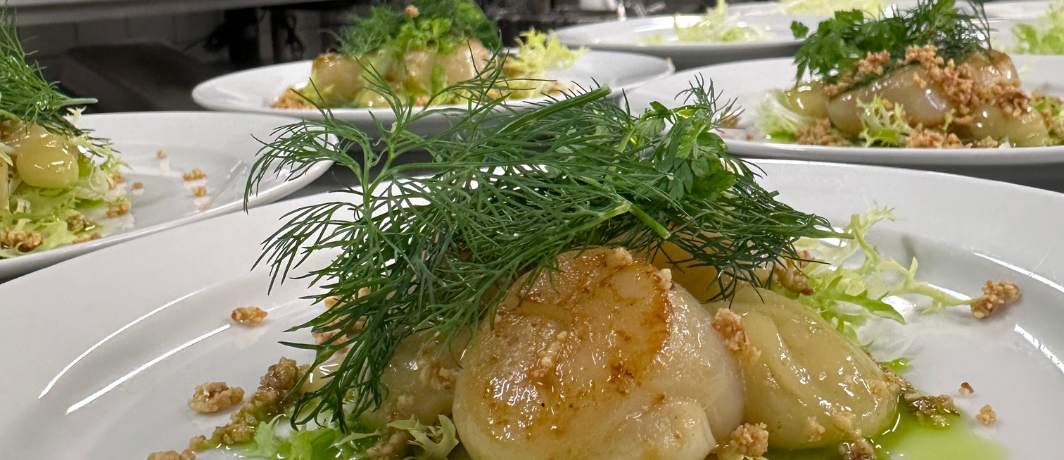 Gyldenstegt Fisk Med Dild Og Grønt Anrettet På Tallerkener.