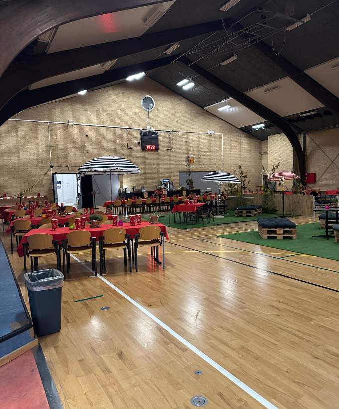 Sommerfest i hal B med parasoller og hyggelige loungeområder.