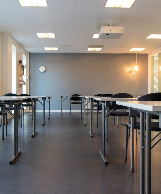 Skolebordsopstiling i mødelokale ROAR Skolebordsopstiling i mødelokale ROAR