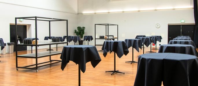 Sal A2 i Roskilde Kongres- og Idrætscenter indrettet med højborde og mobile serveringsstationer til reception, pauseområde eller stående arrangement. 
