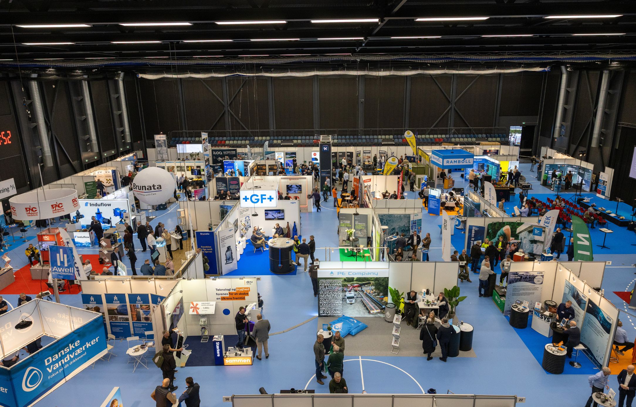 Udstillingsstande, virksomheder og besøgende på Danske Vandværkers Messe i Hal D i Roskilde Kongres- og Idrætscenter. 